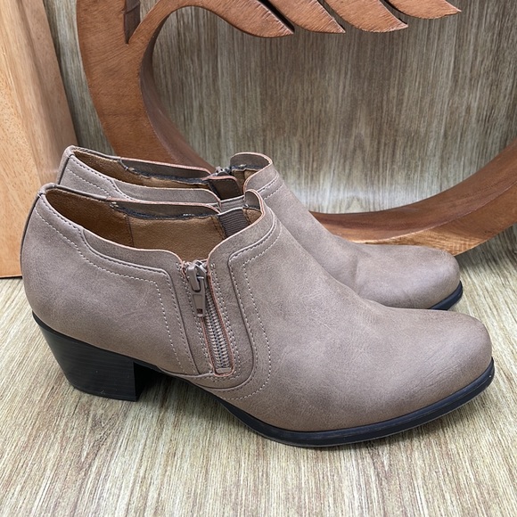 NATURAL SOUL Side Zip Faux Leather Booties - 9 (Beige) - Picture 3 of 9